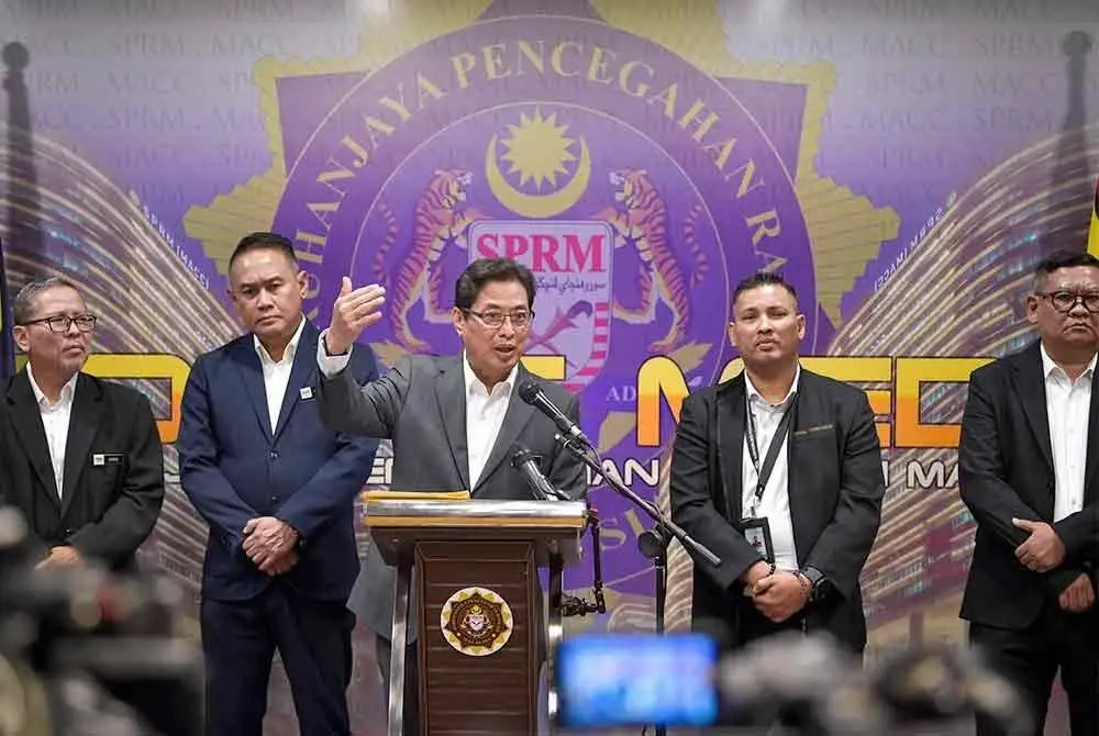 Azam (tengah) dalam sidang akhbar di Ibu Pejabat SPRM Putrajaya pada Khamis.