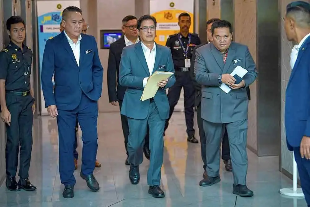 Azam (tengah) ketika sidang akhbar di Ibu Pejabat SPRM Putrajaya pada Khamis.