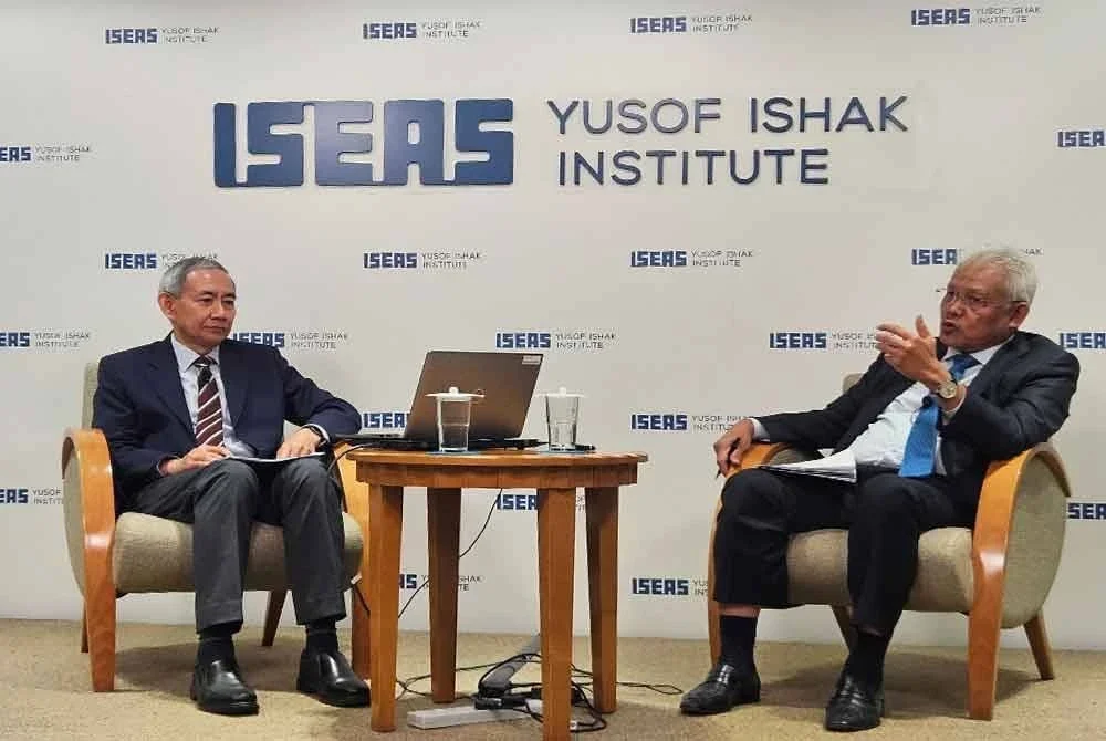 Hamzah (kanan) ketika membentangkan tajuk “A Bird’s-Eye View of the Malaysian Political Landscape – Building A New Consensus” di Institut Yusof Ishak, Singapura pada Khamis.