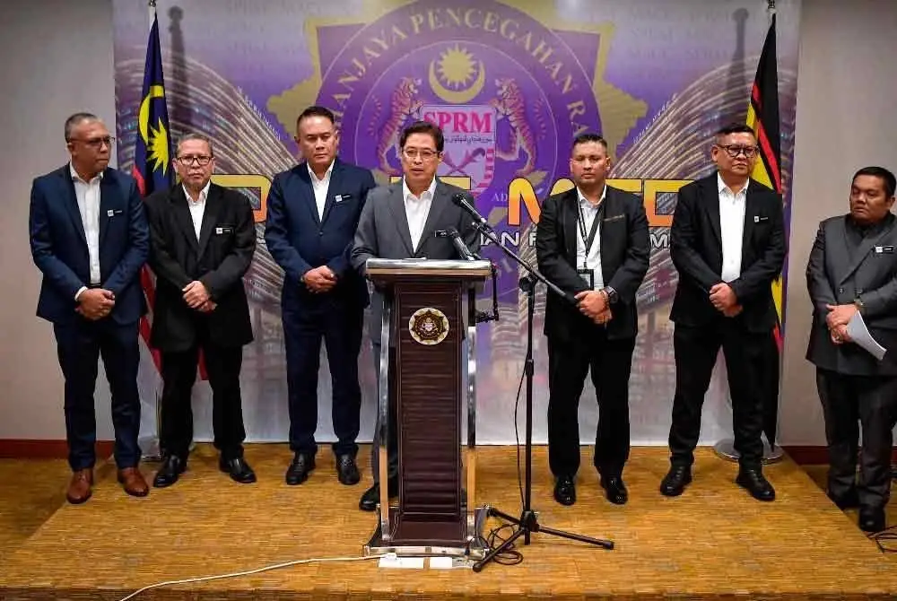 Azam (tengah) dalam sidang akhbar di Ibu Pejabat SPRM Putrajaya pada Khamis.