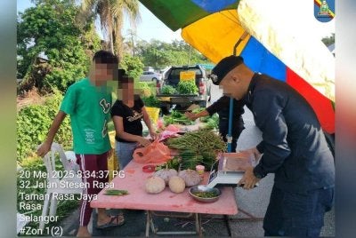 Penguat kuasa MPHS membuat sitaan terhadap peralatan dan barang aktiviti menjaja. Foto Facebook MPHS