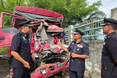 Bakri (tengah) melihat keadaan trak FRU yang terbabit dalam nahas 13 Mei lalu hingga mengorbankan sembilan anggota manakala sembilan yang lain cedera.
