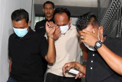 Ketiga-tiga tertuduh mengaku tidak bersalah atas dua pertuduhan menerima suapan RM20,000 di Mahkamah Sesyen Ipoh pada Khamis.