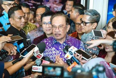 Anwar pada sidang media selepas Pelancaran Hadiah Bahasa Public Bank – Dewan Bahasa Dan Pustaka di sebuah hotel pada Khamis. Foto Bernama