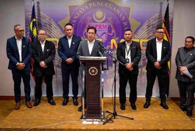 Azam (tengah) dalam sidang akhbar di Ibu Pejabat SPRM Putrajaya pada Khamis.