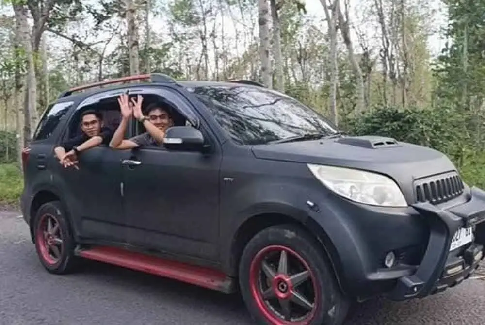 Laluan itu menjadi tumpuan ramai yang mahu mencuba sendiri fenomena tersebut. - Foto Agensi