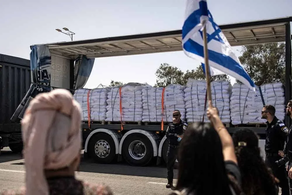 Kumpulan ekstremis Yahudi cuba menghalang kemasukan trak bantuan di lintasan sempadan Karem Abu Salem.