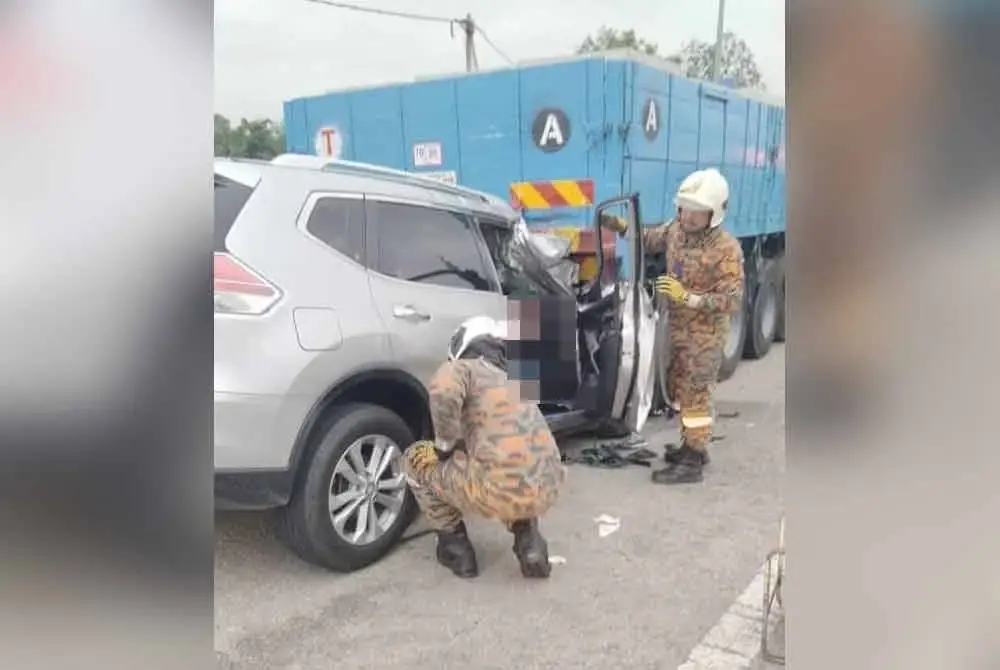 Anggota bomba cuba mengeluarkan mangsa yang tersepit - Foto BBP Segamat