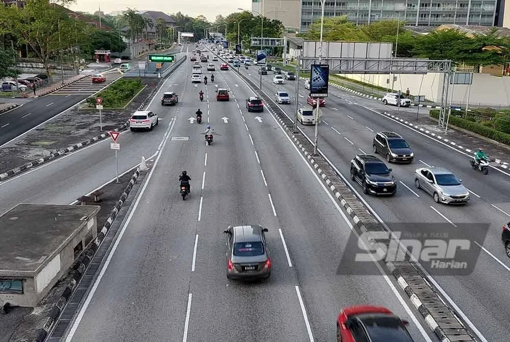 Tinjauan Sinar Harian mendapati masih terdapat banyak kenderaan melalui laluan sekitar Jalan Tun Razak namun, aliran trafik kekal terkawal dan tidak berlaku sebarang kesesakan.