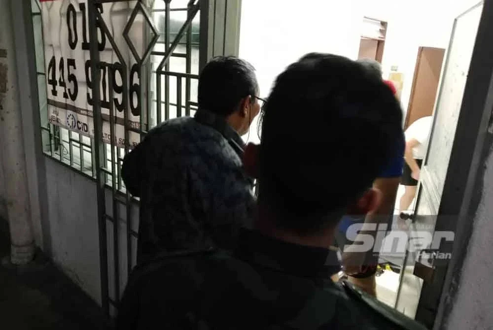 Anggota Imigresen menjalankan pemeriksaan di unit kediaman didiami warga asing dalam serbuan di sebuah apartment di Bandar Sunway pada Khamis.