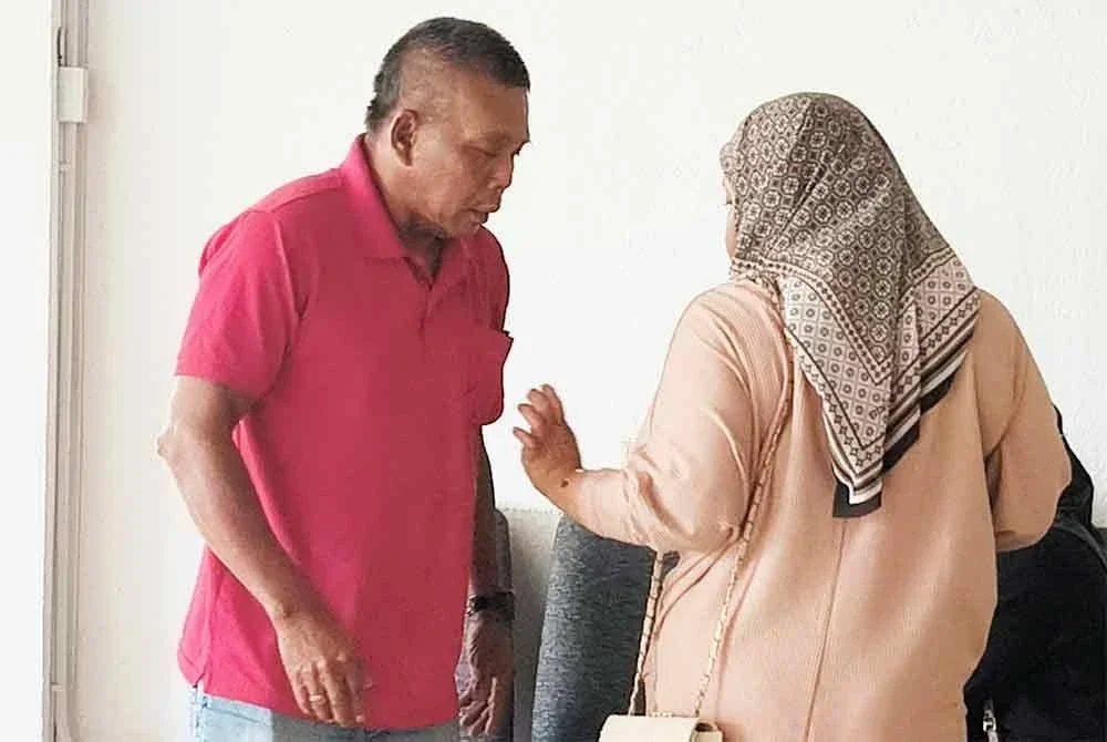 Tindakan seorang pemungut kelapa sawit membuat komunikasi jelik dan lucah terhadap bayi perempuan pakar bedah, Dr Amalina Che Bakri, tiga tahun lalu mengundang padah apabila didenda RM3,000 oleh Mahkamah Sesyen di sini pada Jumaat.