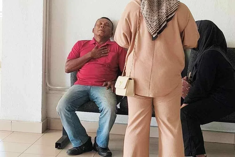 Ahmad Nasir mengurut dada kerana lelah ketika hadir di Mahkamah Sesyen Sepang pada Jumaat.