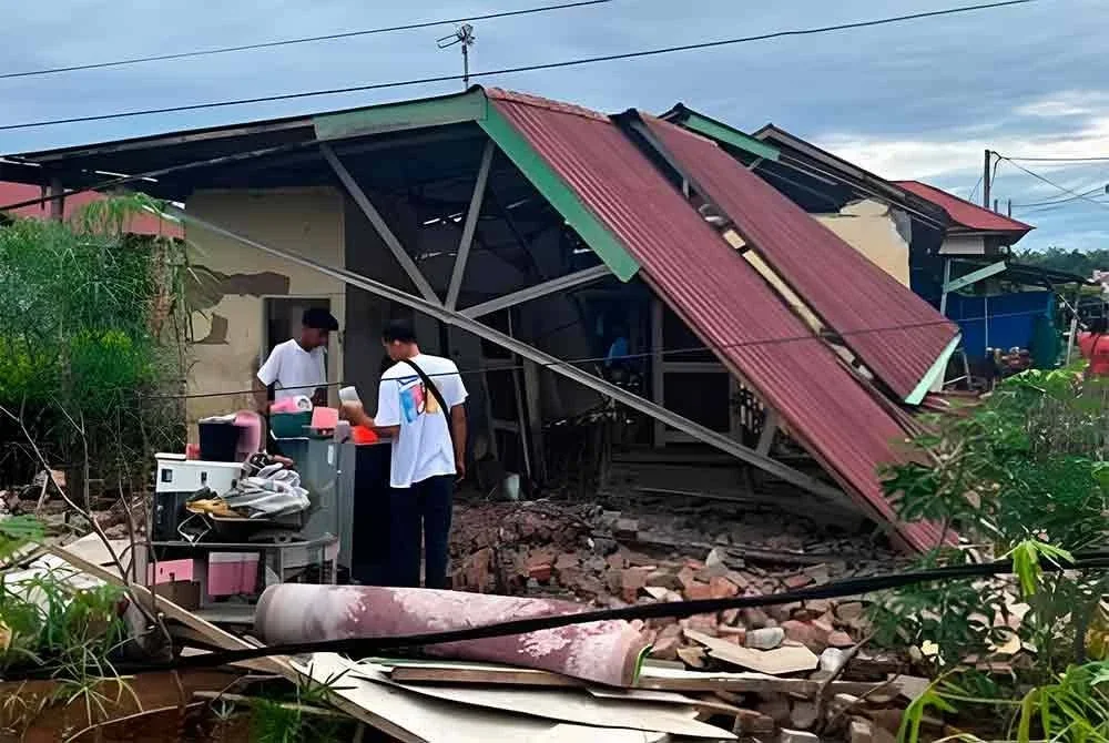Salah sebuah rumah di Kota Bengkulu rosak selepas gempa bumi berukuran 6.3 pada skala Richter melanda daerah Seluma di wilayah Bengkulu, Indonesia pada pagi Jumaat.