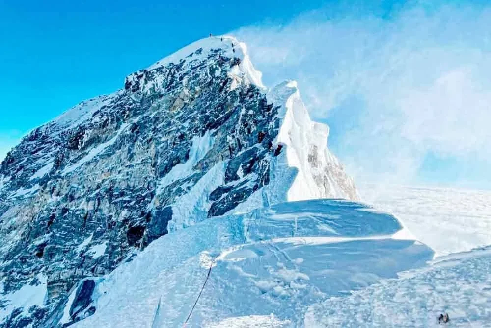 Seramai empat bekas anggota tentera unit khas Britain yang berjaya menawan puncak Gunung Everest dalam tempoh lima hari telah disiasat pihak berkuasa Nepal.