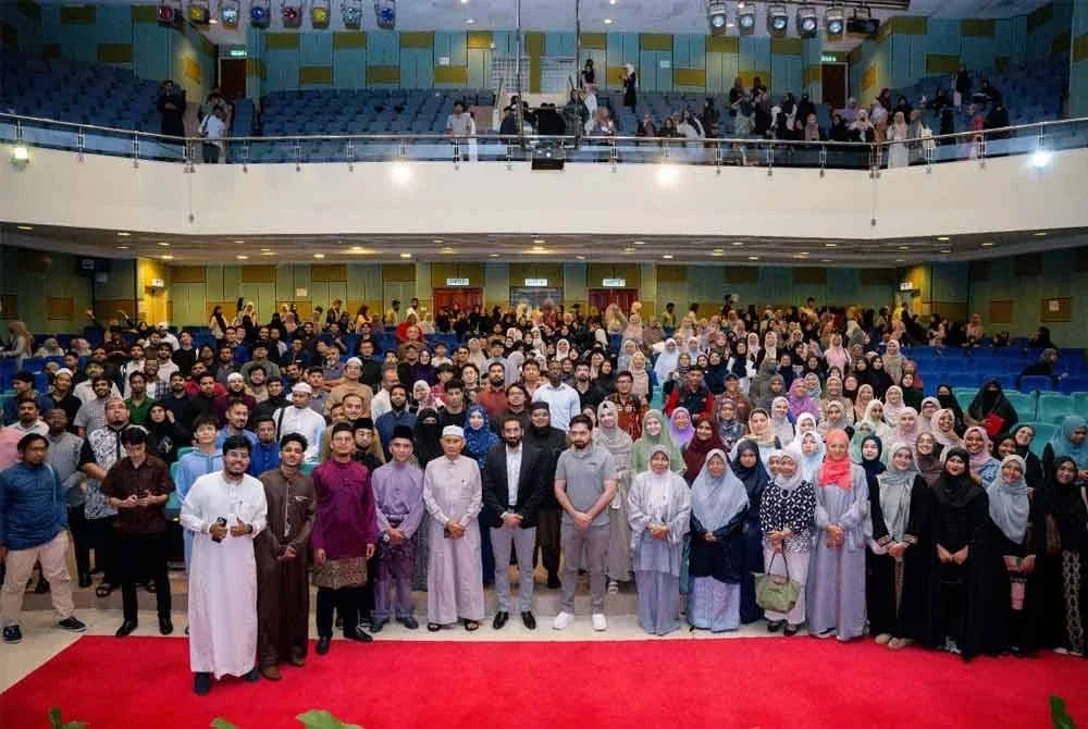 Norbik (lima dari kiri), Nouman (enam dari kiri) bersama tetamu dan peserta The Agenda for the Next Generation di UIAM, Gombak pada Khamis.