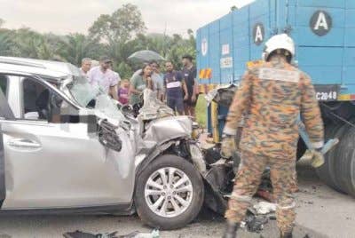 Seorang lelaki maut dalam nahas membabitkan dua kenderaan di Jalan Muar-Jementah Batu 16, pada Khamis. Foto BBP Segamat