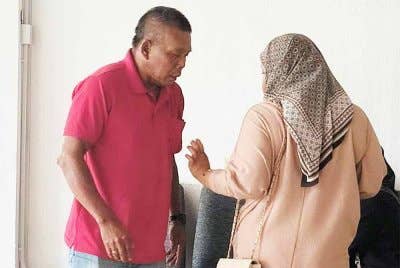 Tindakan seorang pemungut kelapa sawit membuat komunikasi jelik dan lucah terhadap bayi perempuan pakar bedah, Dr Amalina Che Bakri, tiga tahun lalu mengundang padah apabila didenda RM3,000 oleh Mahkamah Sesyen di sini pada Jumaat.