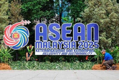 Polis terus pertingkat dan perketat kawalan keselamatan di beberapa lokasi termasuk tempat persidangan, lawatan dan hotel penginapan orang kenamaan (VIP) serta delegasi antarabangsa sempena Sidang Kemuncak ASEAN ke-46 yang bermula pada Jumaat. Gambar hiasan Bernama