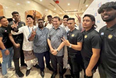 Rafizi (empat dari kanan) bersama penyokongnya.
