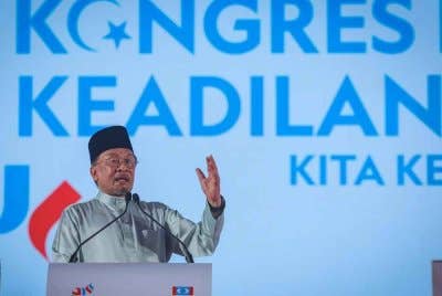 Anwar berucap pada Kongres Nasional PKR 2025 di Persada Johor International Convention Centre pada Jumaat. Foto Bernama