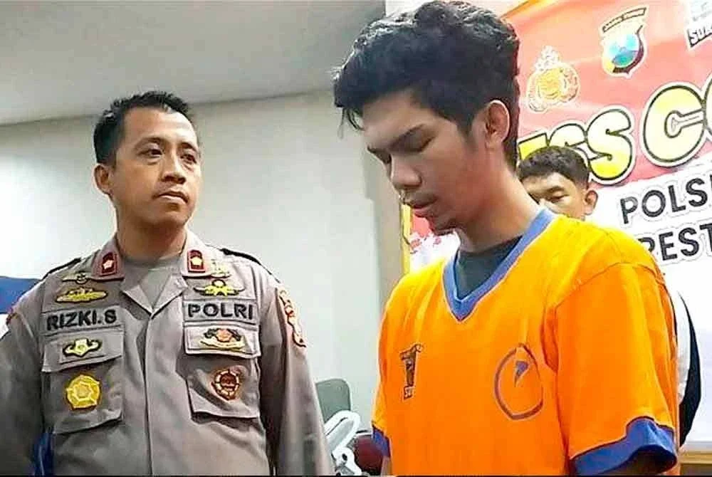 Pelaku turut mempunyai koleksi seragam polis yang dibeli secara dalam talian. - Foto Agensi