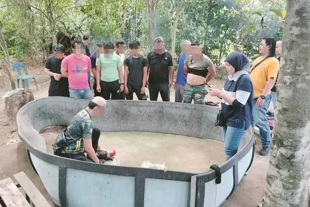 Antara yang ditahan dalam serbuan Op Dadu di Kampung Atas Tol, di Kuala Terengganu, pada Jumaat.