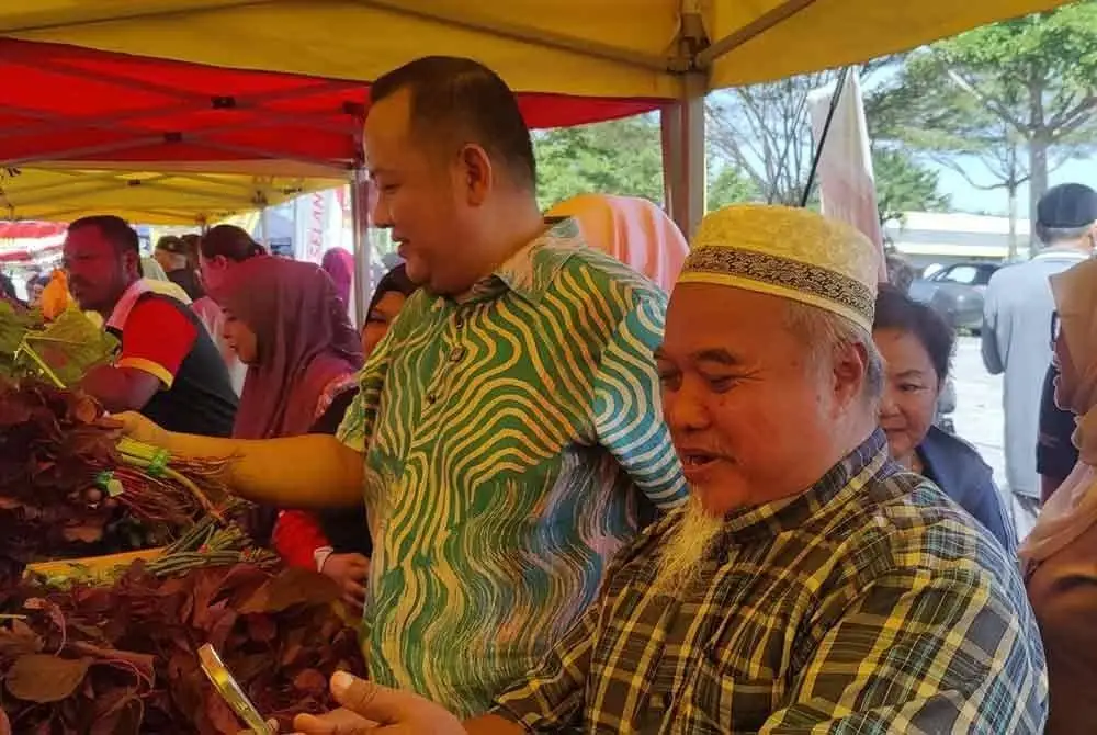 Rizam (dua dari kanan) beramah mesra bersama pengunjung semasa Program Jualan Murah GRS,
Penyampaian Sumbangan Back to School dan Penyampaian Sumbangan kepada Masjid dan Surau DUN Sungai Air Tawar di Astaka Rakyat Rumpun Selangor Bagan Nakhoda Omar pada Sabtu.