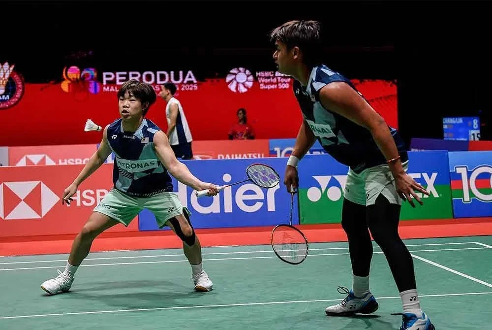 Aaron (kiri) dan Khai Xing tidak berpuas hati dengan keputusan kontroversi pengadil. Foto Bernama.