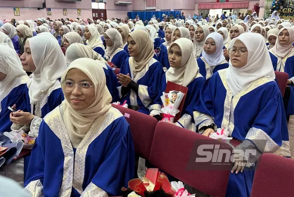 Kesemua bekas pelajar yang hadir ke majlis graduasi pada Sabtu.