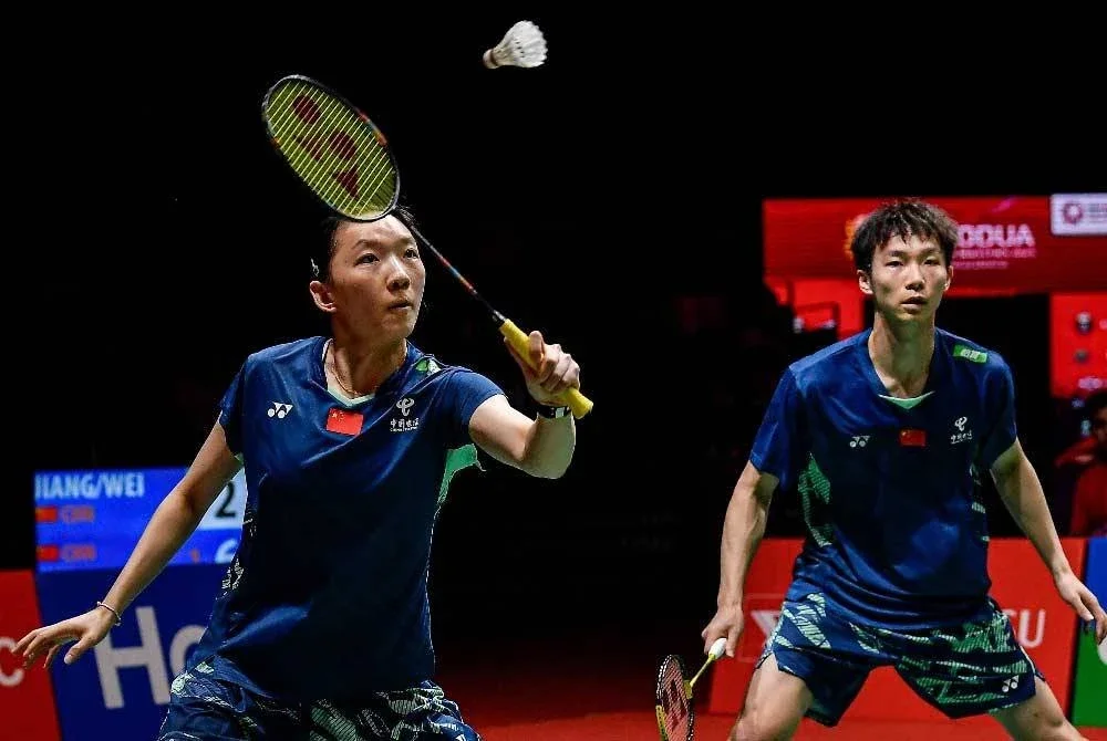 Zhen Bang (kanan) dan Ya Xin ketika menentang Cheng Xing -Zhang Chi pada perlawanan separuh akhir Malaysia Masters di Axiata Arena Bukit Jalil pada Sabtu.