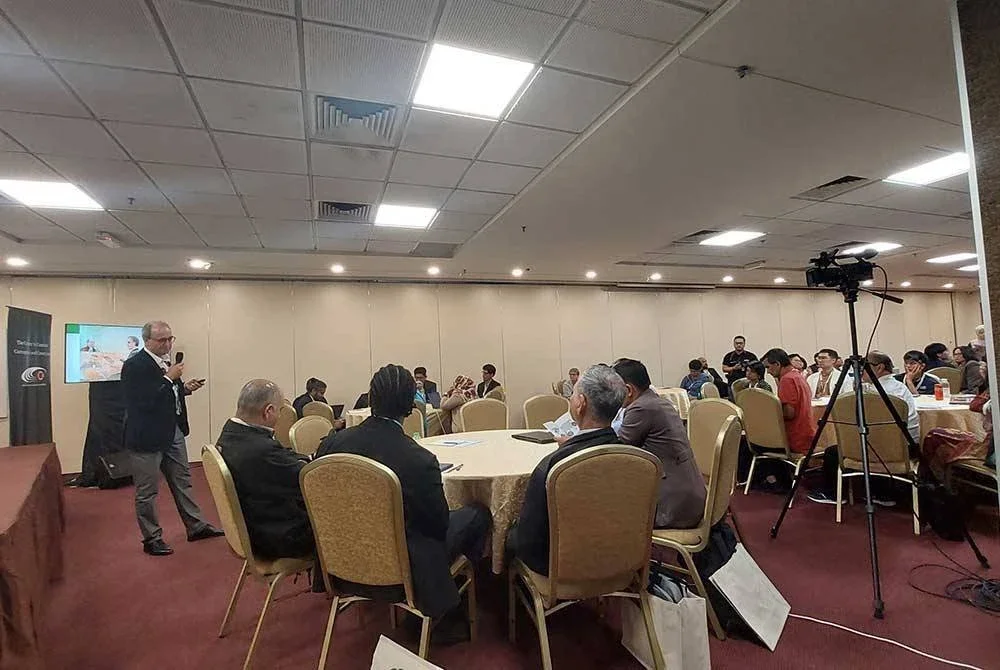 Salah seorang panel, Lukas Straumann (kiri) berucap semasa sesi perbincangan isu korupsi dalam program ASEAN Peoples@ASEAN 2025 di Wisma MCA pada Sabtu.