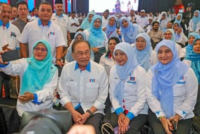 Anwar (duduk, dua dari kiri) yang juga Presiden PKR)bergambar bersama perwakilan yang hadir pada Kongres Nasional Keadilan 2024/2025 Kita Keadilan di Persada Johor International Convention Centre hari ini. - Foto: Bernama