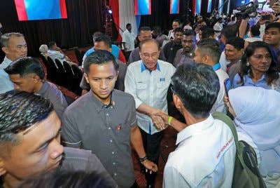 Anwar (tengah) yang juga Presiden PKR beramah mesra bersama perwakilan yang hadir pada Kongres Nasional Keadilan 2024/2025 Kita Keadilan di Persada Johor International Convention Centre hari ini. - Foto: Bernama