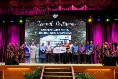 Saarani (sepuluh dari kiri) menyampaikan hadiah tempat pertama Anugerah Sejati Madani 2024 kepada wakil Kampung Jaya Setia yang memenanginya sempena Majlis Anugerah Desa Sejahtera dan Anugerah Sejati Madani Negeri Perak Tahun 2024 di Dewan Bankuet, Bangunan Perak Darul Ridzuan di Ipoh pada Sabtu.