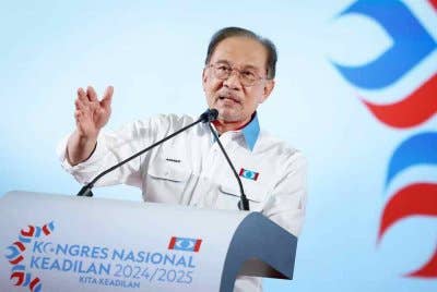 Anwar menyampaikan ucapan pada sesi penggulungan sempena Kongres Nasional PKR 2025 di Persada Johor International Convention Centre pada Sabtu. Foto Bernama