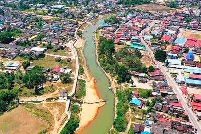 Malaysia memperuntukkan kira-kira RM3 bilion bagi Projek Penambahbaikan Muara Sungai Golok, sebuah inisiatif strategik rentas sempadan bersama Thailand yang bertujuan mengurangkan risiko banjir, melindungi komuniti setempat, dan memperkukuh keselamatan negara. Gambar hiasan