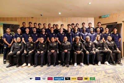 Anwar bersama pemain, jurulatih dan pengurusan Harimau Malaya selepas melawat hotel penginapan pasukan kebangsaan di Johor Bahru. Foto: FB FAM