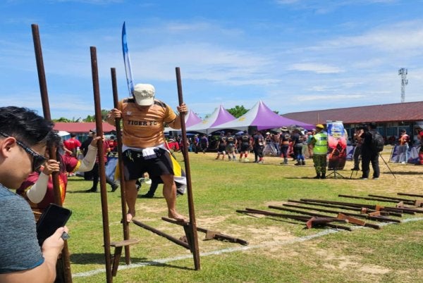 Joyce antara peserta sukan tradisi rampanau yang diadakan di Padang SMK Bahang, Penampang, sempena sambutan Pesta Kaamatan kali ini.