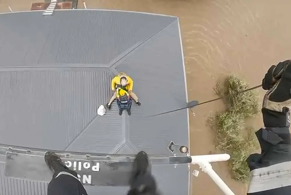Rakaman video menunjukkan operasi helikopter menyelamatkan penduduk yang terperangkap di atas bumbung rumah akibat banjir besar di sekitar bandar Taree.