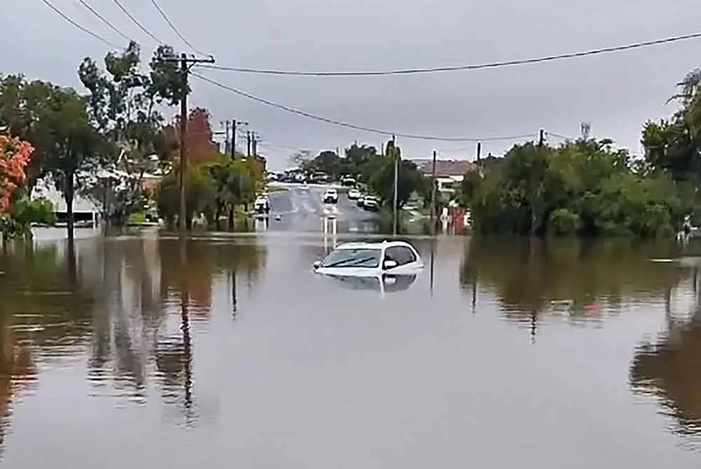 Sebuah kereta hampir tenggelam sepenuhnya dalam kawasan banjir di bandar Taree, New South Wales.