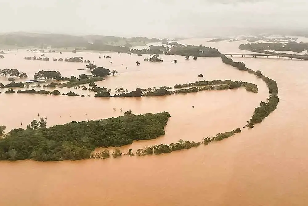 Gambar dari udara yang dirakam helikopter polis menunjukkan kawasan sekitar bandar Taree yang tenggelam akibat banjir besar.