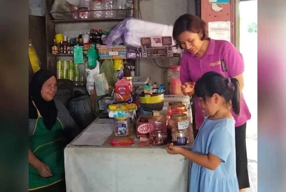 Mek Kecik (kanan) bersama Su Ai tidak kekok berkomunikasi dengan jiran kerana fasih dialek Kelantan.