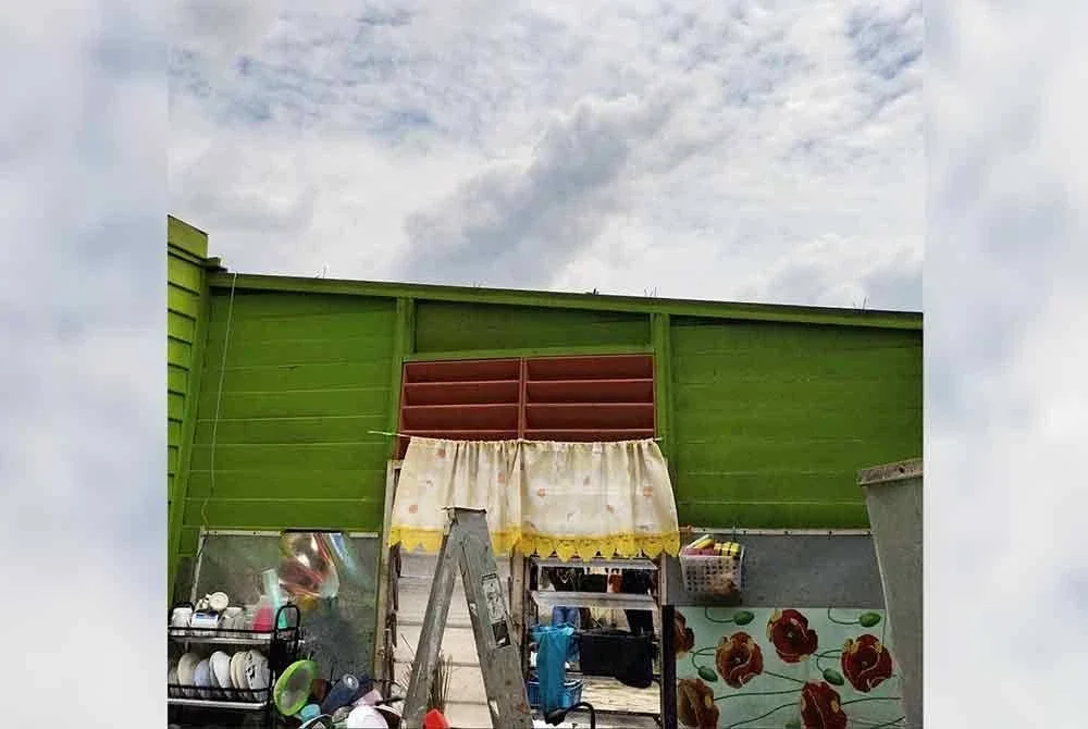 Rumah mangsa berbumbungkan langit selepas diterbangkan ribut.