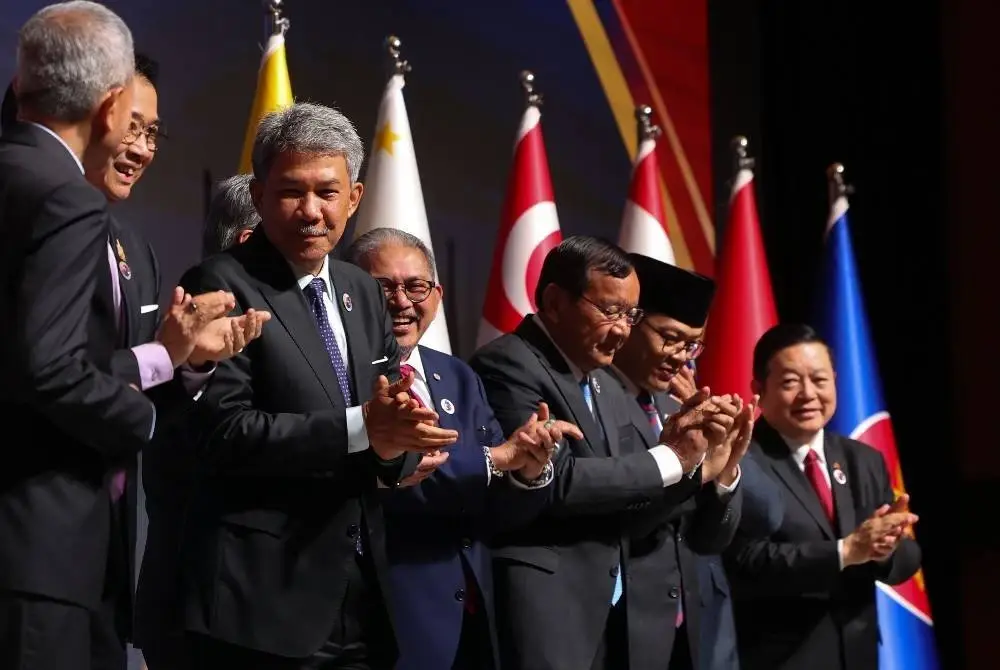 Mohamad (tiga dari kiri) bergambar bersama rakan sejawatnya dari negara-negara anggota ASEAN dan Timor-Leste semasa sesi bergambar di Mesyuarat Majlis Penyelaras ASEAN (ACC) ke-36 yang diadakan sempena Sidang Kemuncak ASEAN ke-46 di KLCC pada Ahad. Foto Bernama
