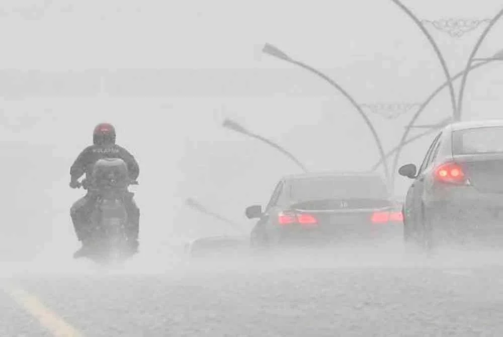 MetMalaysia mengeluarkan amaran ribut petir, hujan lebat dan angin kencang di 11 negeri. Gambar hiasan