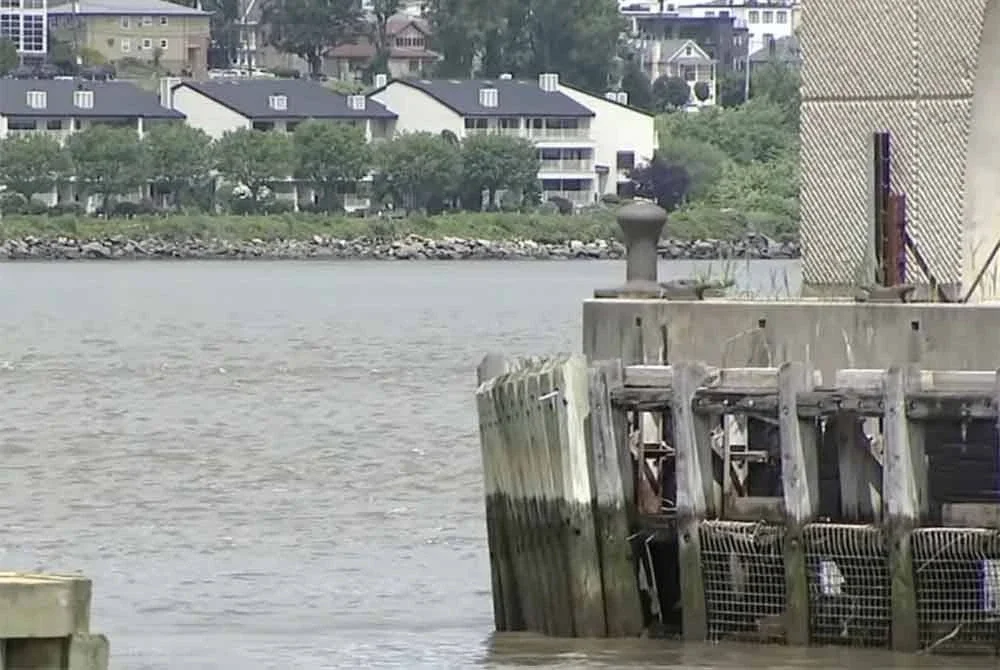 Seorang pekerja maut dan dua cedera dalam letupan bot sisa kumbahan di Sungai Hudson, New York. Foto AP