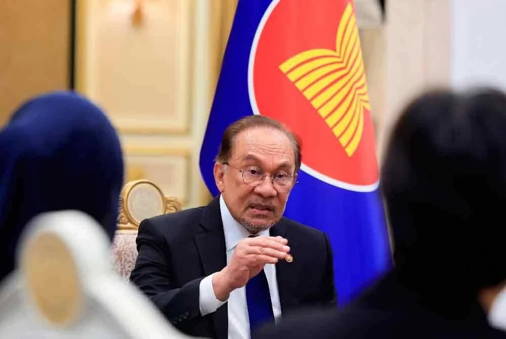 Anwar membincangkan isu-isu utama dalam satu wawancara eksklusif mengenai Sidang Kemuncak ASEAN ke-46 di Pejabat Perdana Menteri pada Ahad. Foto Bernama