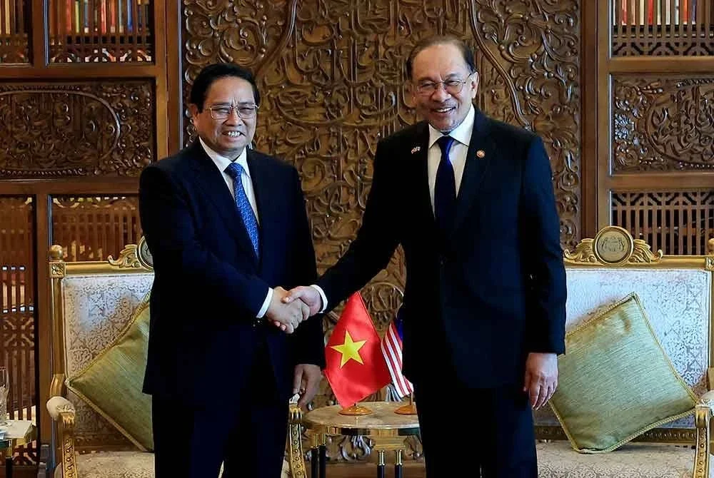 Anwar (kanan) mengadakan pertemuan dua hala bersama Minh Chinh (kiri) di Bangunan Perdana Putra sempena lawatan rasmi pertama pemimpin Vietnam itu ke Malaysia. Foto Bernama