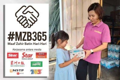 Su Ai (kanan) menunjukkan kek kepada Mek Kecik yang dihantar peminatnya.