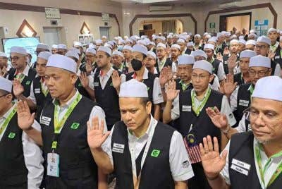 Petugas haji membaca ikrar dalam Majlis Perhimpunan Petugas Haji Bersama Ketua Rombongan Haji di Abraj Al Janadriyah, Makkah.